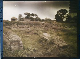 Image représentant Un cimetière jouxtant Tianningsi (" monastère de la Tranquillité Céleste ")