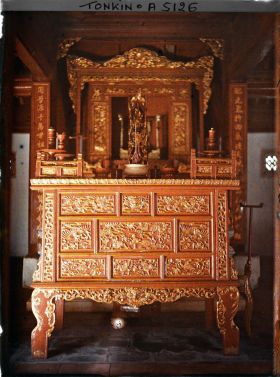 Image représentant Un autel du Van-Mieu, temple confucéen de la " Culture littéraire ", dans le quartier de la Citadelle (route de Sinh-tu)