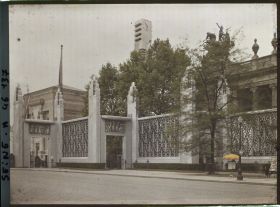 Image représentant L'Exposition des arts décoratifs, Porte d'honneur, entre Grand et Petit Palais