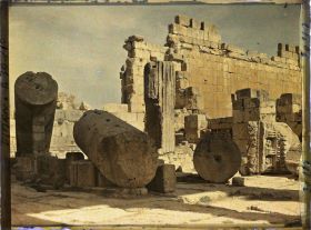 Image représentant Plusieurs fûts de colonnes gisant à terre près du Temple dit de Bacchus