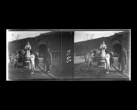 Image représentant Un cortège funéraire de trente-deux porteurs sur Deshengmen dajie ("avenue de la Porte des Vertus Triomphantes"), aux abords de Deshengmen ("porte des Vertus Triomphantes")  dans la ville tartare ouest