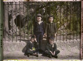 Image représentant Enfants posant devant la grille de la crypte dite des Chrétiens
