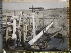 Image représentant Canada, Foot Hills Turner Valley, Puits Royalite 4, Vue sur la pipe line