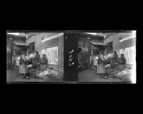 Image représentant Des vendeurs de matériel de calligraphie et l'étal d'un changeur, certainement aux environs de Dongsi pailou ("Quatre Portiques de l'Est")