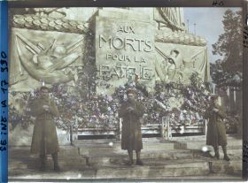 Image représentant Soldats de l'Armée coloniale aux pieds du Cénotaphe dedié aux morts pour la patrie place de l'Etoile