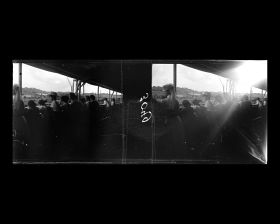 Image représentant Passagères accoudées au bastingage sur une coursive du Lützow