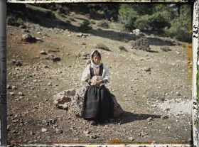 Image représentant Une petite paysanne (bergère) assise sur un rocher