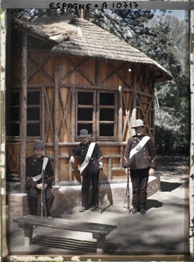 Image représentant Espagne, Aranjuez, Les 3 gardes de la Casa del Labrador (Ramon Gomez) Celui à dr, né à Aranjuez / rouge)