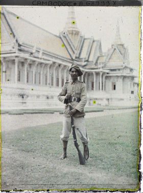 Image représentant Garde devant le bâtiment de la salle du trône