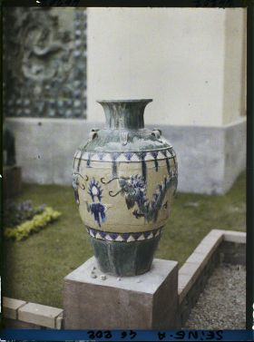 Image représentant L'exposition des arts décoratifs, vase devant le pavillon de l'Indochine