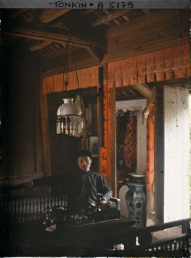 Image représentant Un maire de village à l'intérieur de sa demeure