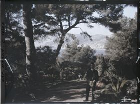 Image représentant Mathurin Méheut tenant un bouquet, dans le jardin de la villa Miramar