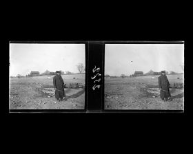 Image représentant Un compagnon de voyage d'Albert Kahn, probablement Maurice Lévy, à l'ouest de Beihai ("lac du Nord")