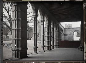 Image représentant Espagne, Avila, San Vicente vers l'extérieur : les Colonnes si légères sont en granite