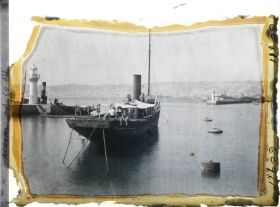 Image représentant Un bateau à l'entrée du port