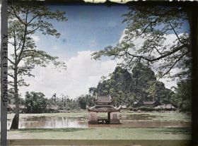 Image représentant Pagodon de la pagode Thay dite également de la " Félicité céleste " (Thien Phuc), située au pied du récif calcaire Sai-so'n