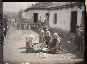 Image représentant Femmes égrenant du maïs