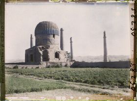 Image représentant Le mausolée de Gawhar-Châd et les minarets de la Madrasa Ni'Matiye