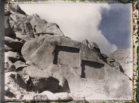Image représentant Les inscriptions antiques Ganj-Nameh (le livre du trésor), sur les flancs du Kuh-e Alvand