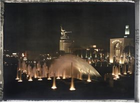 Image représentant L'Exposition internationale, les pavillons de l'URSS et de la Roumanie