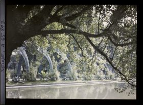 Image représentant L'Exposition Coloniale Internationale de 1931, vue sur le lac Daumesnil en direction de la passerelle des Palmes