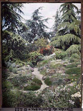 Image représentant Chemins du " sanctuaire japonais " traversant une rocaille fleurie située non loin de la façade de temple
