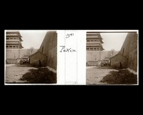 Image représentant Zhengyangmen ("porte Face au Midi"), appelée aussi Qianmen ("porte Antérieure"). L'angle nord-est du bastion (wengcheng)