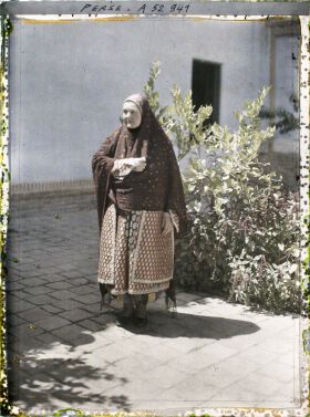 Image représentant Femme guèbre en costume traditionnel