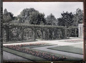 Image représentant Partie du jardin français proche du verger-roseraie, vue en direction de la serre