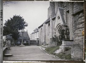Image représentant Le calvaire et le porche de l'église de la Trinité de Brélévenez