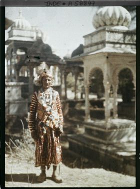 Image représentant Rajpoute en costume de marié devant les chatris de la nécropole des Maharanas du Mewar