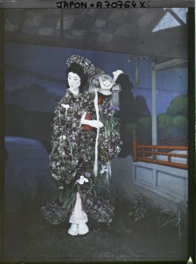 Image représentant jardin Horikiri : exposition de mannequins vêtus de fleurs, un mannequin féminin