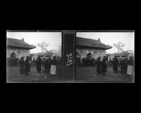 Image représentant Des policiers et des passants au carrefour de Shenlujie ("rue de la Voie Sacrée") et de Longfusi qianjie ("rue à l'Avant du Monastère du Bonheur Incommensurable")