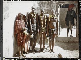 Image représentant Un groupe d'hindous faisant le tour des temples après les ablutions dans le Gange