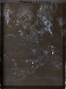 Image représentant Deux jeunes filles assises sur les rochers, à l'intérieur de la Grotte des Merveilles