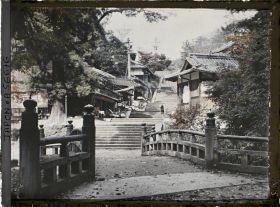 Image représentant Abords du sanctuaire Kasuga-Jinja (ou Kasuga-Taisha), allée des bazars