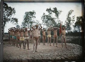 Image représentant Des lutteurs de village