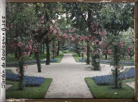 Image représentant Allée fleurie traversant la partie ouest du verger-roseraie, en direction de la forêt bleue