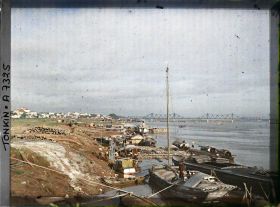 Image représentant Les quais du Fleuve Rouge, au sud du pont Doumer, au lever du soleil