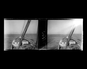 Image représentant La proue du vapeur allemand Staatssekretär Kraëtke, à l'horizon des bancs de glace