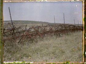 Image représentant France, St Rémy, Ancien Camp de prisonniers et, au fond le bois Haut