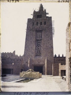 Image représentant L'Exposition Coloniale Internationale de 1931, la grande tour du palais de l'A.O.F. vue depuis la cour