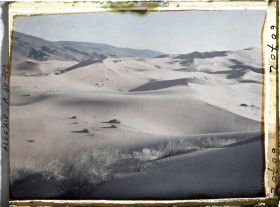 Image représentant La grande dune le soir, avec au fond le Djebel Mekter