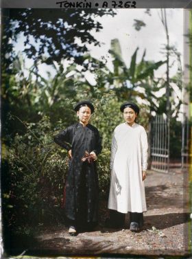 Image représentant Deux femmes exerçant le métier de commerçantes, dans un jardin