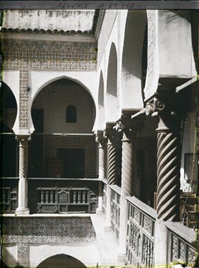 Image représentant La galerie du premier étage du patio de la Bibliothèque nationale (Dar Mustapha Pacha)