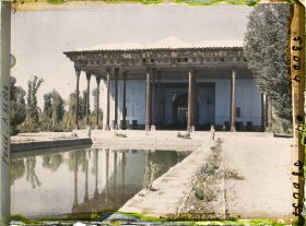 Image représentant Le Chehel Sotoun (pavillon des quarante colonnes) (1647), côté bassin