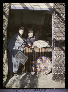 Image représentant L'Exposition Coloniale Internationale de 1931, marchands de coussins en cuir marocains