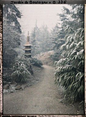 Image représentant Pagode de pierre sous le givre, dressée en bordure de chemin du " village japonais "