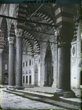 Image représentant Selimiye Camii (Grande Mosquée) : le portique intérieur et le portail d'entrée de la mosquée elle-même