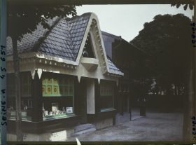 Image représentant L'Exposition des arts décoratifs, le Village français sous la direction de Charles Genuys, Pharmacie-dispensaire